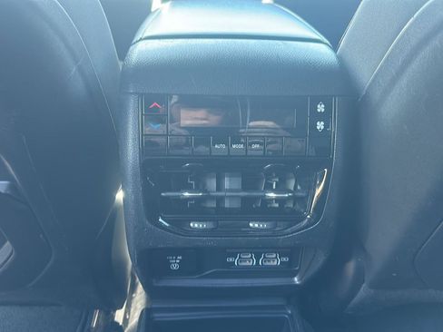 Used 2022 Jeep Grand Cherokee L Laredo image 14