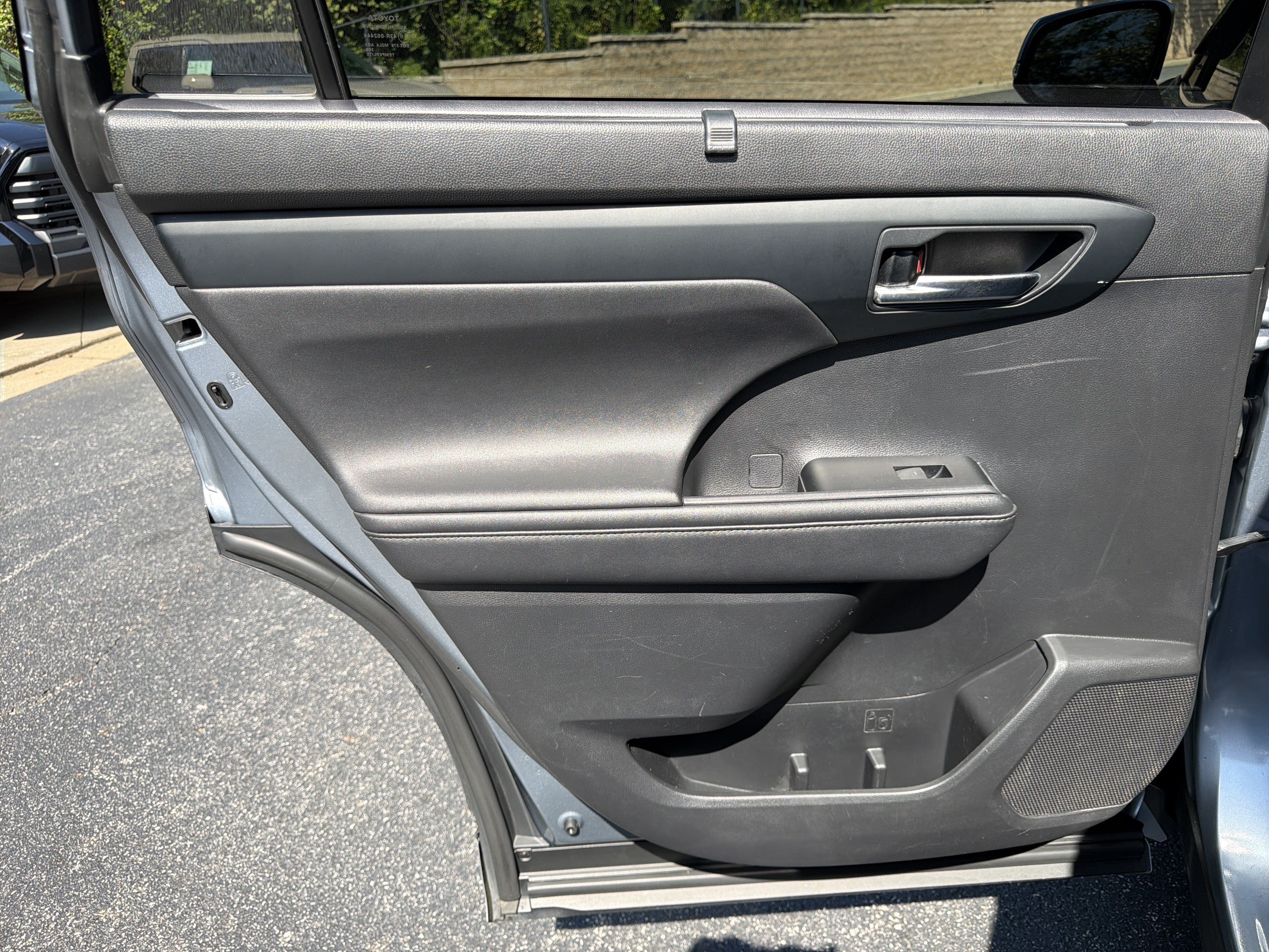 Used 2020 Toyota Highlander XLE FWD image 22