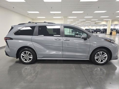 Certified 2023 Toyota Sienna XLE Woodland Edition image 5