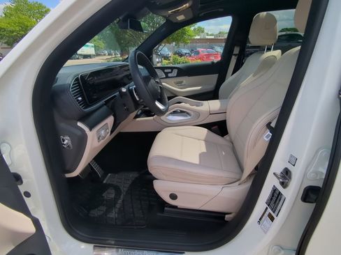 Used 2025 Mercedes-Benz GLS 450 4MATIC image 9