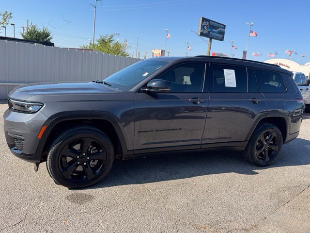 Used 2025 Jeep Grand Cherokee L Limited w/ Black Appearance Package AWD/4WD image 3