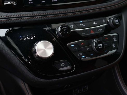 Used 2025 Chrysler Pacifica Pinnacle FWD image 15