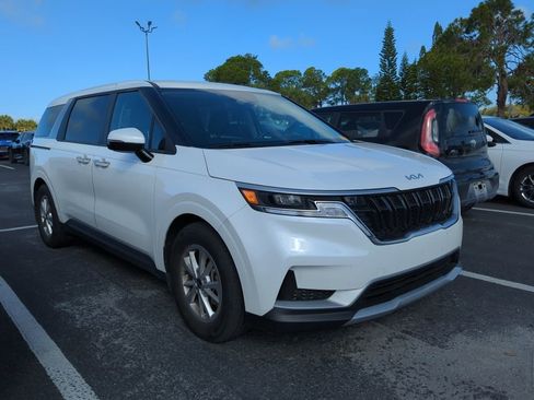 Used 2023 Kia Carnival LX image 2