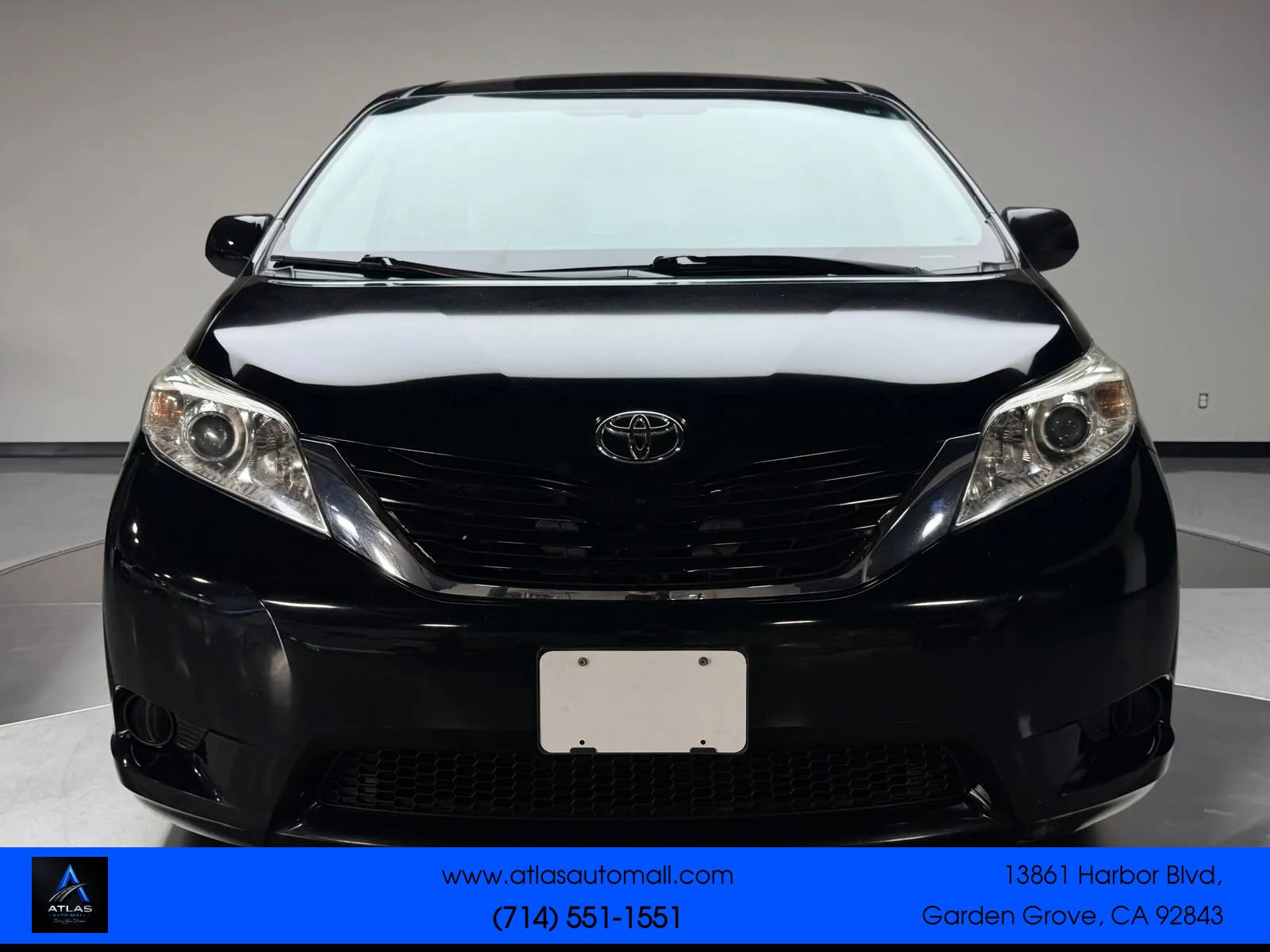 Used 2017 Toyota Sienna LE w/ Preferred Accessory Package FWD image 3