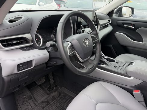 Used 2022 Toyota Highlander XLE image 19