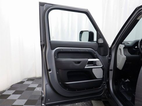 Used 2023 Land Rover Defender 130 SE image 4