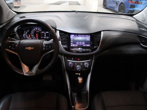 Used 2022 Chevrolet Trax LT w/ LT Convenience Package image 2