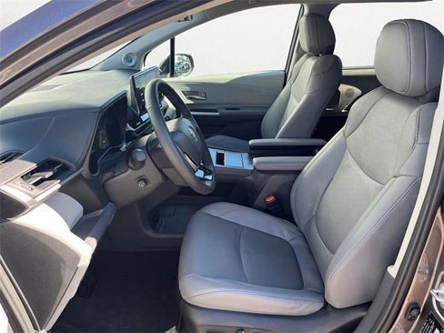 Used 2023 Toyota Sienna Limited image 10