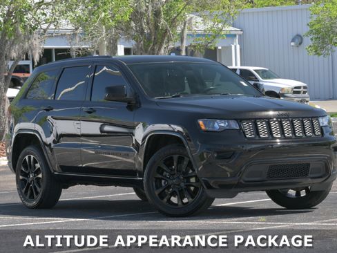 Used 2022 Jeep Grand Cherokee Laredo X image 2