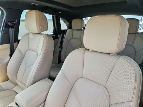 Certified 2026 Porsche Macan AWD/4WD image 6