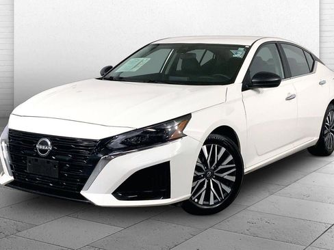 Used 2025 Nissan Altima 2.5 SV FWD image 12
