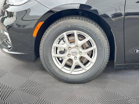 Used 2025 Chrysler Pacifica Select image 11
