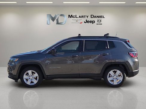 Used 2022 Jeep Compass Latitude image 3