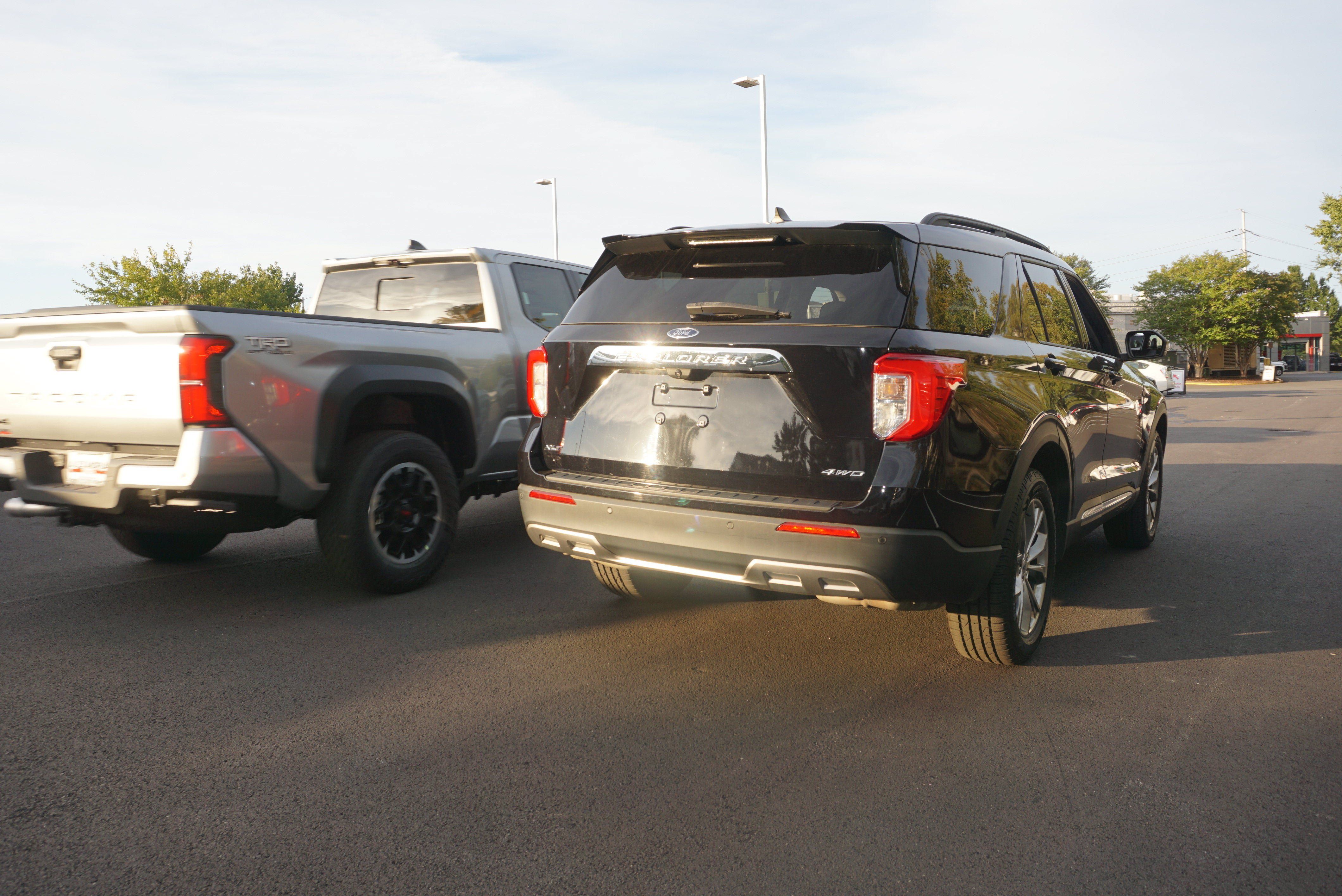 Used 2022 Ford Explorer XLT w/ Equipment Group 202A AWD/4WD image 3