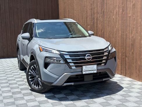 Used 2025 Nissan Rogue SL w/ Tech Package FWD image 12