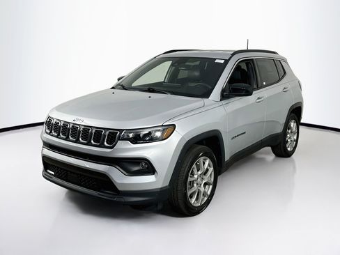 Used 2024 Jeep Compass Latitude AWD/4WD image 1