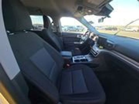 Used 2023 Ford Explorer XLT image 3