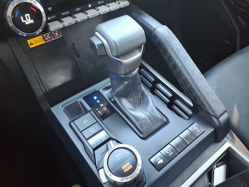 Used 2024 Toyota Tacoma Limited w/ Limited Package (LT) image 19