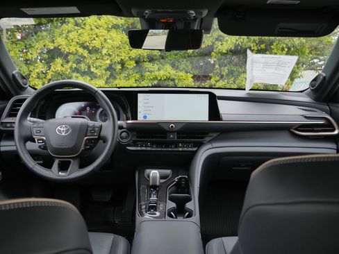 Used 2025 Toyota Crown Signia w/ Advanced Technology Package image 10