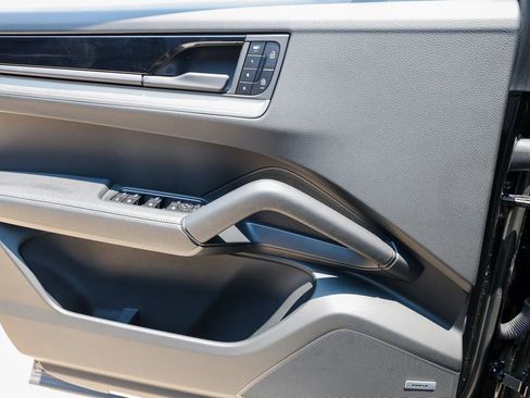 Certified 2025 Porsche Cayenne image 23