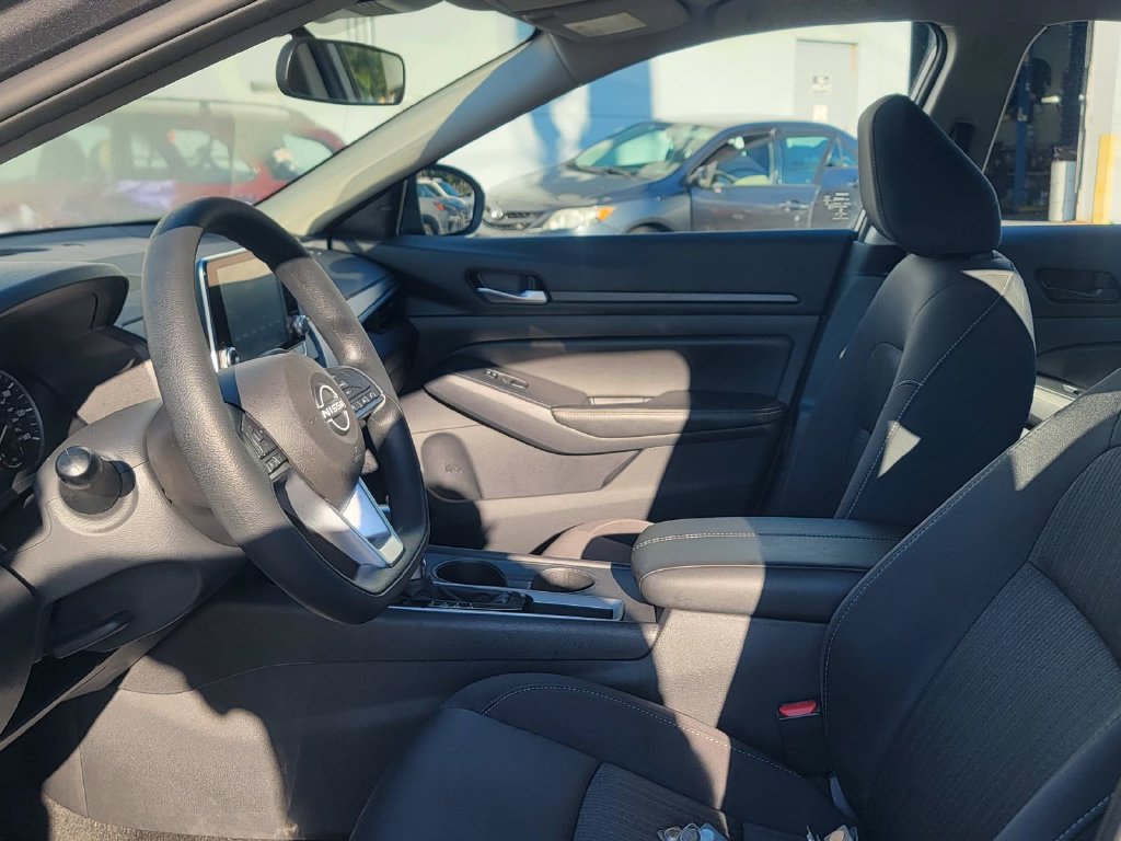 Used 2025 Nissan Altima 2.5 SV FWD image 13