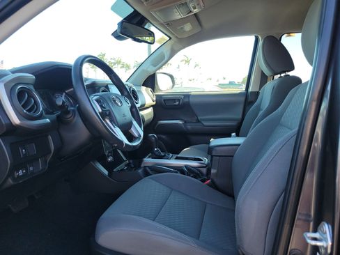 Used 2022 Toyota Tacoma SR5 w/ Technology Package image 18