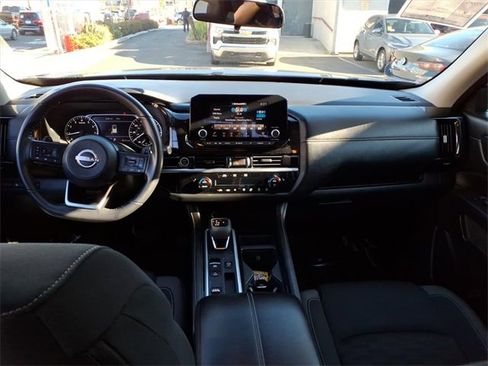 Used 2024 Nissan Pathfinder SV image 10