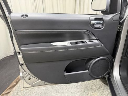Used 2014 Jeep Compass Latitude w/ Sun/Sound Group AWD/4WD image 17