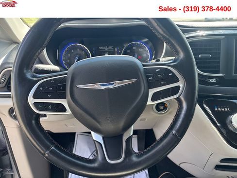 Used 2020 Chrysler Pacifica Touring-L FWD image 13