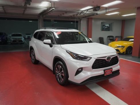 Certified 2022 Toyota Highlander XLE image 2