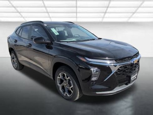 New 2026 Chevrolet Trax LT w/ Sunroof Package FWD image 1