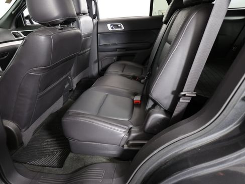 Used 2015 Ford Explorer XLT w/ Equipment Group 202B AWD/4WD image 16