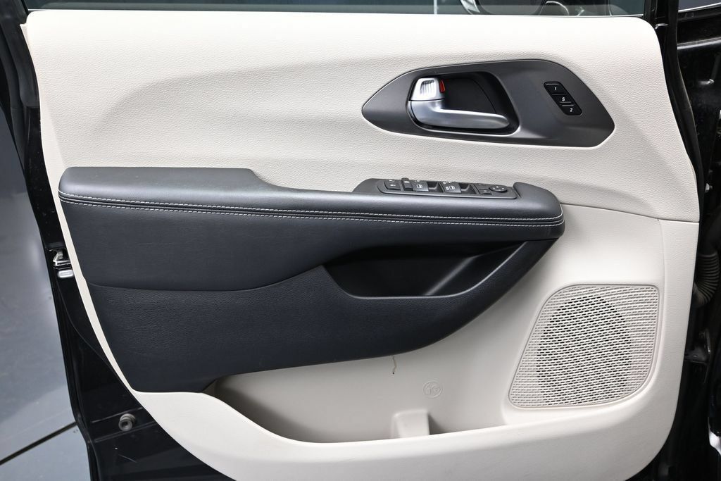 Used 2024 Chrysler Pacifica Touring-L FWD image 15