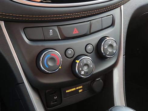 Used 2022 Chevrolet Trax LT w/ LT Convenience Package image 15