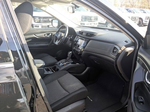 Used 2017 Nissan Rogue SV image 31