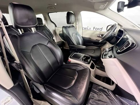 Used 2024 Chrysler Pacifica Touring-L image 21