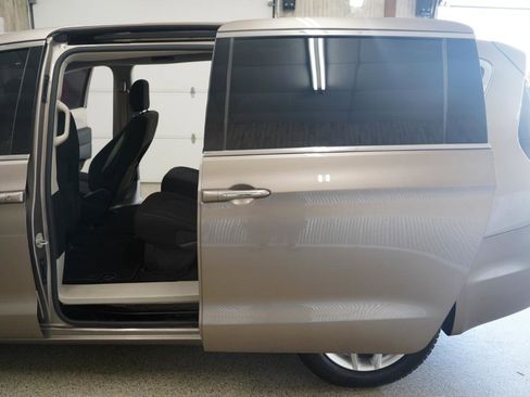 Used 2018 Chrysler Pacifica Touring Plus w/ Tire & Wheel Group FWD image 40