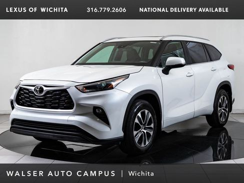 Used 2023 Toyota Highlander XLE AWD/4WD image 1