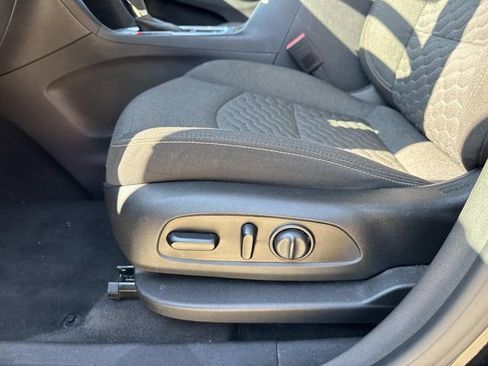 Used 2021 Chevrolet Equinox LT image 11