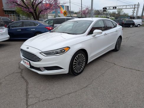Used 2018 Ford Fusion SE w/ Fusion SE Technology Package FWD image 3
