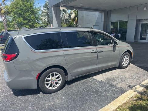 Used 2022 Chrysler Pacifica Touring-L FWD image 3