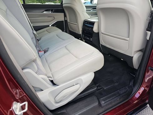 Used 2024 Jeep Wagoneer Series II w/ Flexible Seating Group RWD image 15