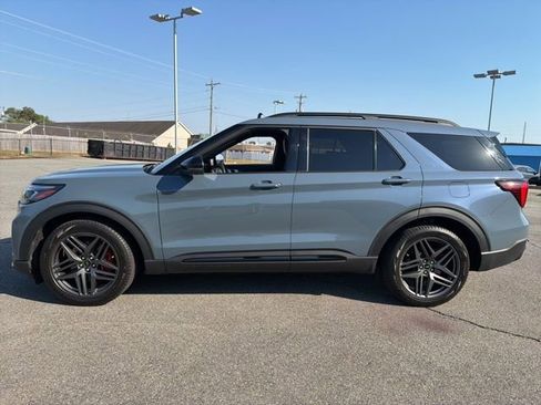 Used 2025 Ford Explorer ST image 6