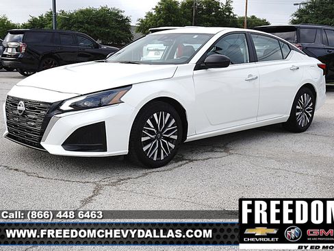 Used 2025 Nissan Altima 2.5 SV FWD image 3