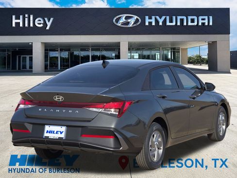 New 2026 Hyundai Elantra SE FWD image 4