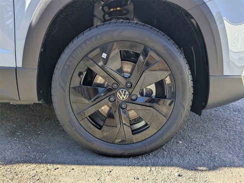 New 2026 Volkswagen Taos SE image 11
