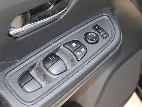 Used 2025 Nissan Versa SV image 19