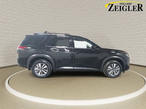 New 2026 Nissan Pathfinder SL image 4