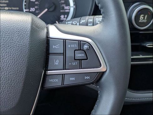 Certified 2025 Toyota Highlander LE FWD image 16