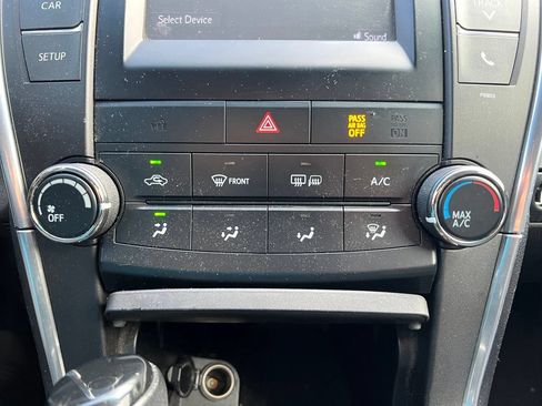 Used 2015 Toyota Camry SE w/ Moonroof Package FWD image 19